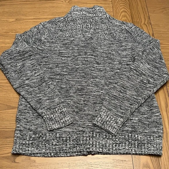 Banana Republic Men's Black and White Zip-Up Sweater - Picture 5 of 5